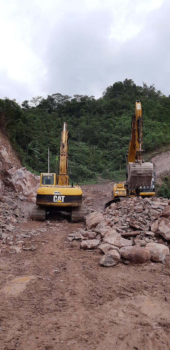 Maquinaria trabajando en un terreno de obra